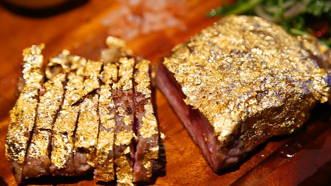 Thưởng thức món thịt bò dát vàng 24k đắt sắt ra miếng
