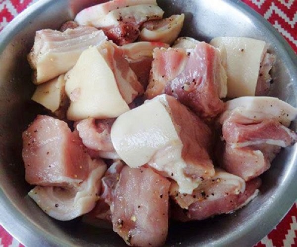 Hướng dẫn về cách chế biến món thịt lợn hầm cực đơn giản