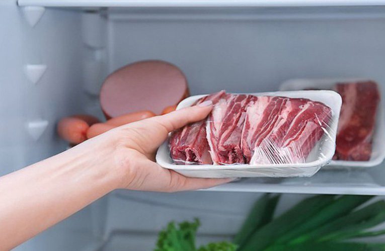 Thịt lợn đông lạnh là gì? Có nên ăn thịt đông lạnh để lâu trong tủ lạnh không?